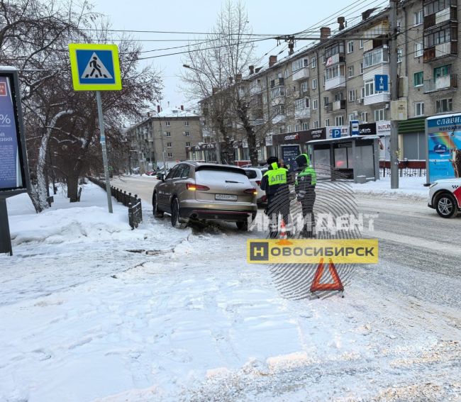 В Новосибирске на улице Восход произошло ДТП с участием пешехода. Водитель Volkswagen сбил девушку на пешеходном..