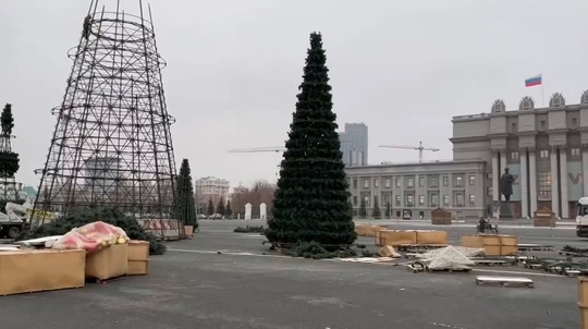 На площади Куйбышева начали возводить новогодний городок..