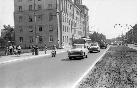 Ретроспектива. Омск. 1973 год. Остановка "Голубой огонек".
Автор: Чепурко..