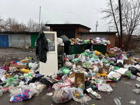 Очередной мусорный пейзаж из Шахт. В таком состоянии это пребывает месяцами. Как думаете,..