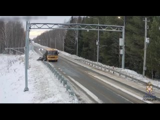 Маленькой ёлочке холодно зимой, решил водитель школьного автобуса в Омской области.

Водила гнал по трассе..