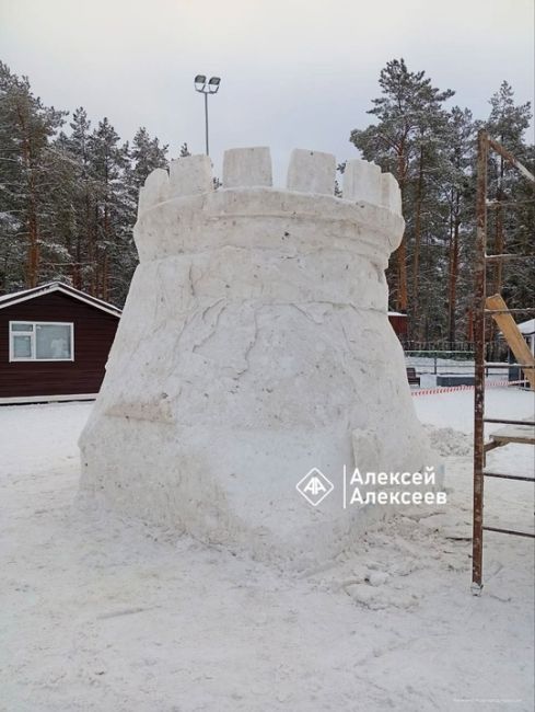 ❄В Дзержинске, в парке «Утиное озеро», строят настоящий ледовый городок. Это место, где можно ощутить..