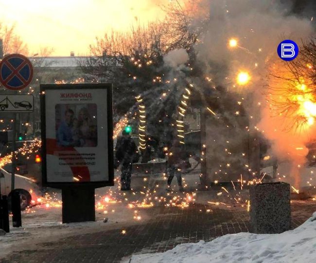 Опасный запуск на тротуаре

Неизвестная девушка подожгла пиротехнику прямо на тротуаре в Новосибирске...