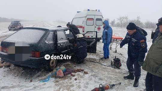 Женщину-водителя заблокировало в автомобиле после ДТП в Ростовской области.

Авария произошла сегодня на..