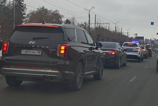 Кто знает, что за кортеж сейчас по городу Омску рассекает в сопровождении машины ГИБДД? 
Легковая машина с..