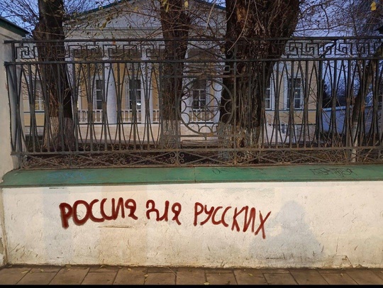 Вот так везут холодильник в Ростове 😁

За фото спасибо нашему..