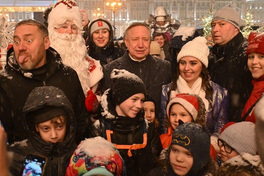 Обстановка на Дворцовой площади, где засияла главная ёлка Петербурга. В этом году дерево высотой 23 метра..