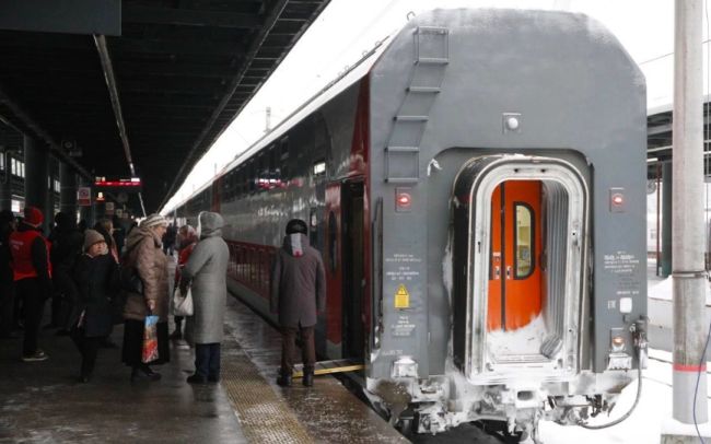 В Петербург прибыл поезд, столкнувшийся с грузовым составом

Пассажирский поезд №11 «Мурманск — Петербург»..