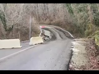 ⚡️В Сочи из-за обильных ливней сошло 13 оползней, повреждено 8 участков дорог, — сообщил мэр..