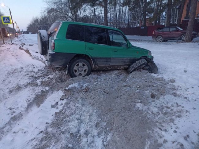 В Бердске пьяный водитель Toyota RAV4 врезался в столб и зацепив попутный авто, улетел на обочину 

По словам..