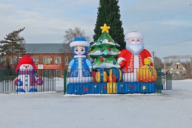 В селе Убинское Деда Мороза и Снегурочку поместили за решетку

В сельсовете объяснили, что это связано с..