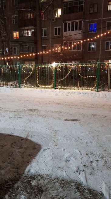 вот такая красота на Южном шоссе💙
 
Жители самого красивого двора в городе снова украсили свой двор к Новому..