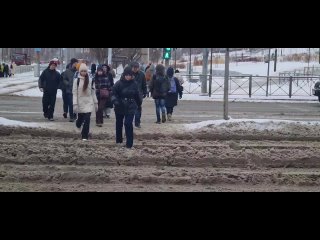 В центре сегодня вообще снег не убирают? Пешеходам не позавидуешь. А с колясками вообще нечего делать..