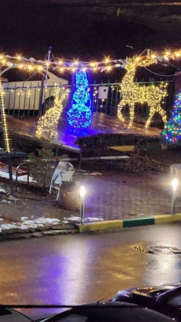 вот такая красота на Южном шоссе💙
 
Жители самого красивого двора в городе снова украсили свой двор к Новому..