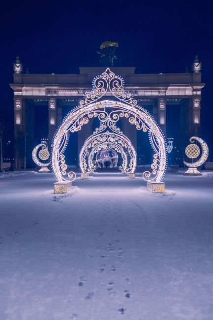 В декабре Москва превращается в сказочную страну.

Световые композиции на ВДНХ.

Фото Евгения..