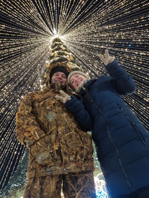 Сегодня зажглись огни на нашей новогодней елочке..