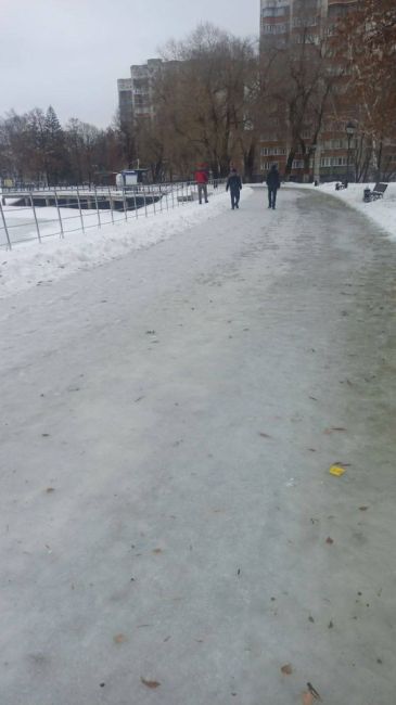 ⛸️Каток на проспекте Юных Пионеров от Кирова в сторону парка 50 лет..