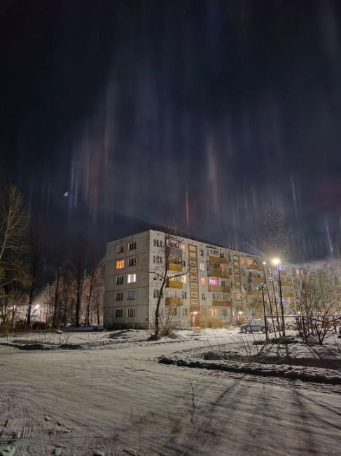 😍Световыми столбами можно было полюбоваться этой ночью в Ленобласти 
 
Это редкое атмосферное явление,..