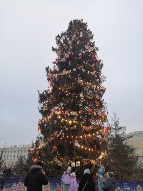 🎄Новогодняя атмосфера у Морского собора в Кронштадте 
 
Захватывающее мультимедийное шоу можно посмотреть..