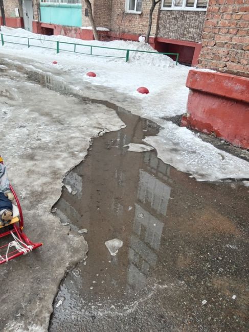 Пост с жалобой на ТЭЦ-2! Больше месяца вода льёт с теплотрассы дома Берко Цемента 6В, вы чего ждёте!..