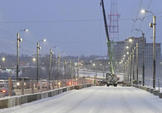 Реверсивное движение на мосту у Телецентра запустят раньше намеченного срока

Об этом сообщил мэр Омска..