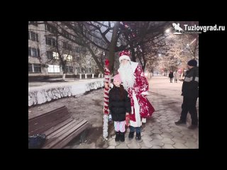 Новочеркасский парень в образе Деда Мороза дарил подарки за прочтение стихов прохожим. Этого героя зовут..