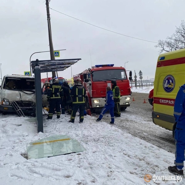 Эвакуатор врезался в остановку на Пискарёвском проспекте. Пострадали водитель, женщина и ребенок

ДТП..