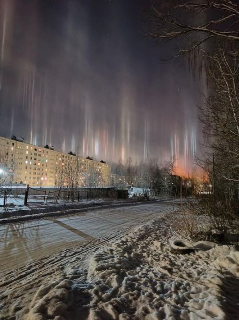 😍Световыми столбами можно было полюбоваться этой ночью в Ленобласти 
 
Это редкое атмосферное явление,..