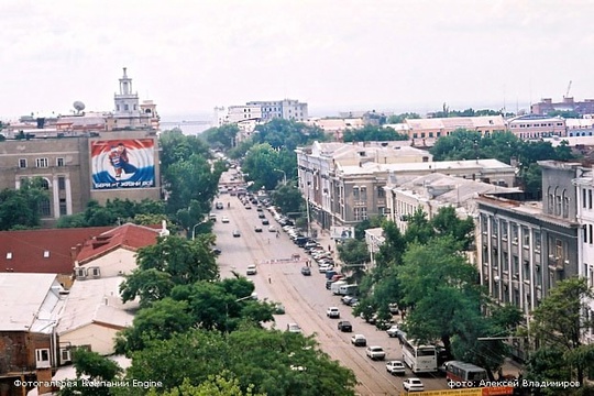 📸 Серия снимков с крыши здания на Буденновском, 46 (доходный дом Чирикова), сделанная летом 2001 г. 
 
Раньше по..