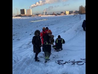 В Невском районе спасатели сняли со льда Невы маленькую собачку, которая потерялась, и хозяева несколько..