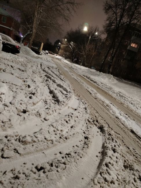 Пермяки жалуются на плохую уборку снега в городе.

"Снегопад не прекращается, а под ногами каша! Идти..