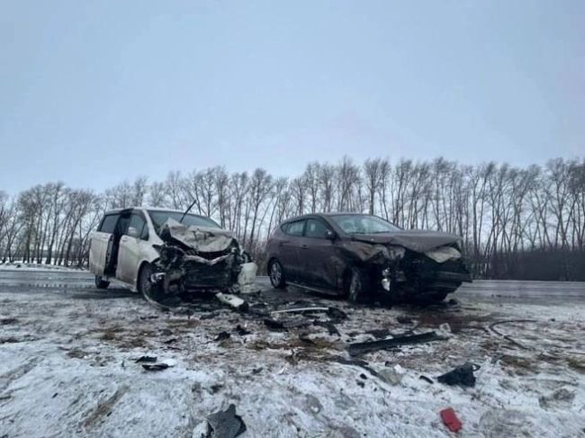 В Кочковском  районе на трассе в ДТП пострадали женщина и её дети — 6-летний сын и 8-летняя дочь. 
 
 4 января..