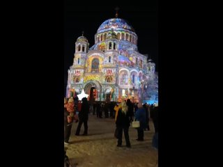 🎄Новогодняя атмосфера у Морского собора в Кронштадте 
 
Захватывающее мультимедийное шоу можно посмотреть..