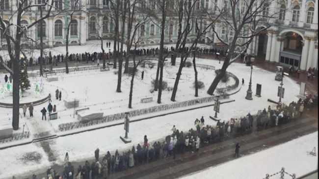 Если вас попросят предсказать, что будет происходить в Петербурге через 100 лет, скажите, что туристы в..