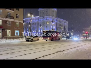 Сильный снегопад, который продолжится, по прогнозам, до конца завтрашнего вечера, уже начался!

Город..