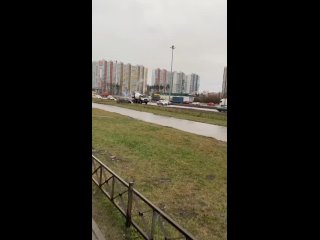 Настоящий новогодний транспорт заметили на Парашютной улице. 
 
Несмотря на Новый год, не стоит забывать о..