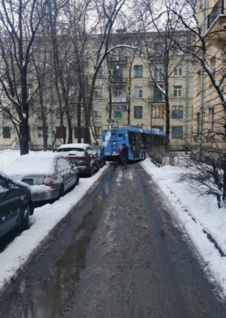 😳Одинокий троллейбус отбился от стаи и застрял во дворе Красногвардейского района 
 
Оказалось, водитель..