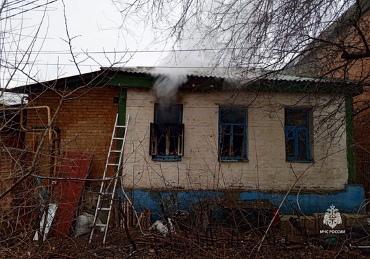 Два человека пострадали на пожаре в Каменск-Шахтинском 

В частном доме на улице Горького загорелись вещи,..