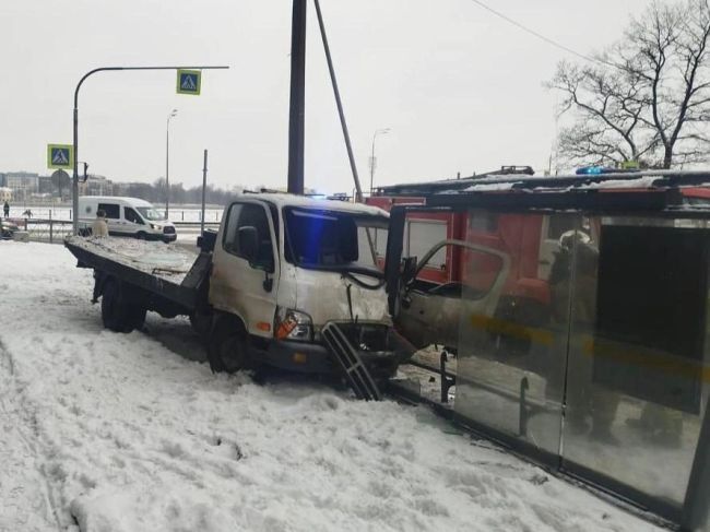 Эвакуатор врезался в остановку на Пискарёвском проспекте. Пострадали водитель, женщина и ребенок

ДТП..