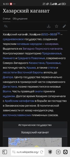 Новогодние танцы в центре Ростова у главной ёлку перед входом в парк Горького. Ростов..