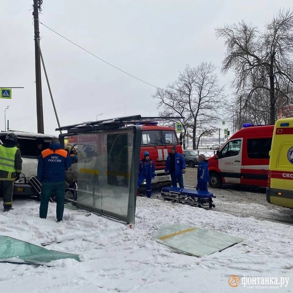 Эвакуатор врезался в остановку на Пискарёвском проспекте. Пострадали водитель, женщина и ребенок

ДТП..