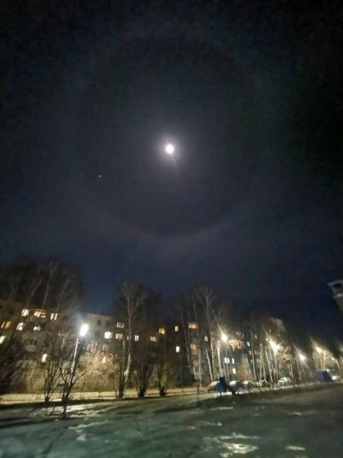 🌕 Шикарное лунное гало наблюдали накануне жители Нижегородской..