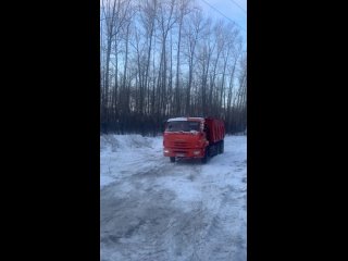 Неизвестные устроили снежную свалку рядом с гаражным кооперативом на..