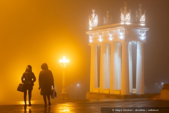 Слияние огней вечернего Волгограда и зимнего тумана! ✨🌫️✨

Завораживающая красота!..