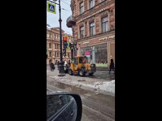 Водитель снегоуборочной техники окатил грязью пешеходов на Невском..