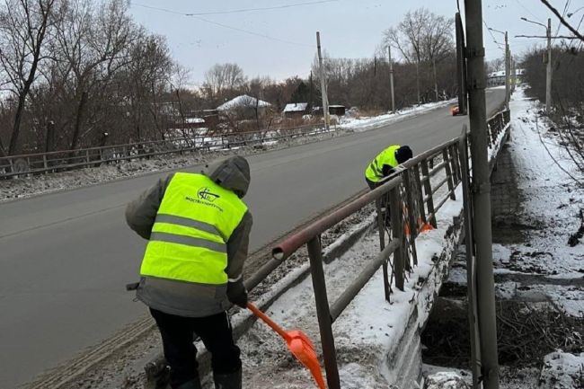 В Новосибирске подрядчик приступил к ремонту опасного моста через реку Тулу. Работы на объекте начались 31..