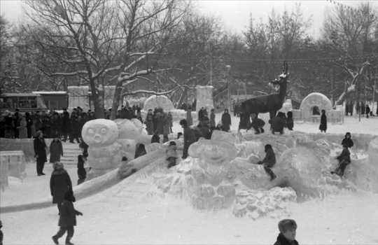 Ретроспектива. Омск. 1987-1988 гг. Горки вокруг оленя в центре.

Автор: Авдеев..