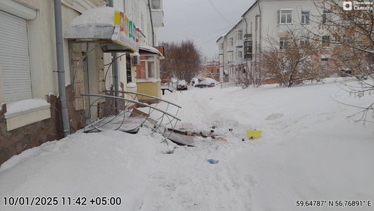 ❗️Сегодня в Соликамске произошло ЧП – в доме на ул. 20 лет Победы, 118 обрушился один из балконов. К счастью,..