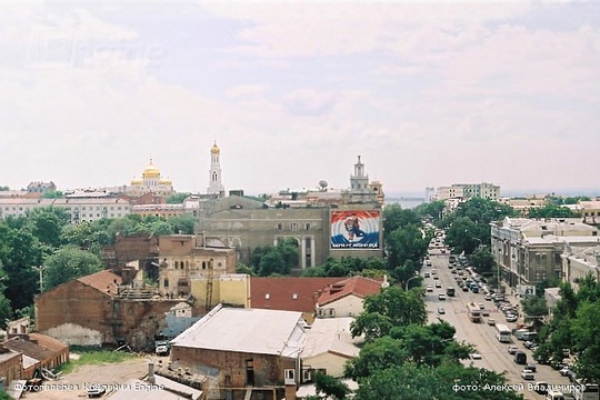 📸 Серия снимков с крыши здания на Буденновском, 46 (доходный дом Чирикова), сделанная летом 2001 г. 
 
Раньше по..