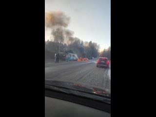 Легковушка загорелась в ДТП с автобусом во Всеволожском районе возле деревни Вартемяги 

В автобусе..